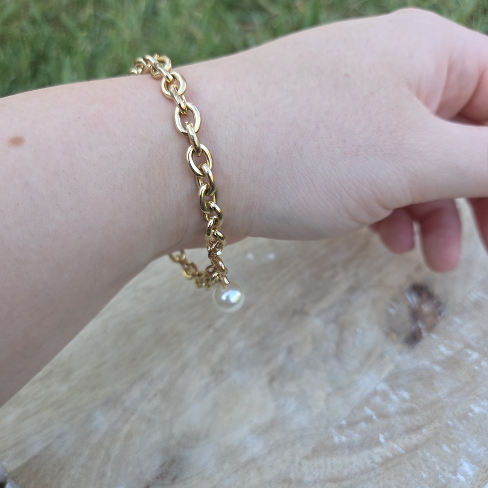 Elegant Gold Chain Bracelet with Pearl Charm - Picture 7 of 10